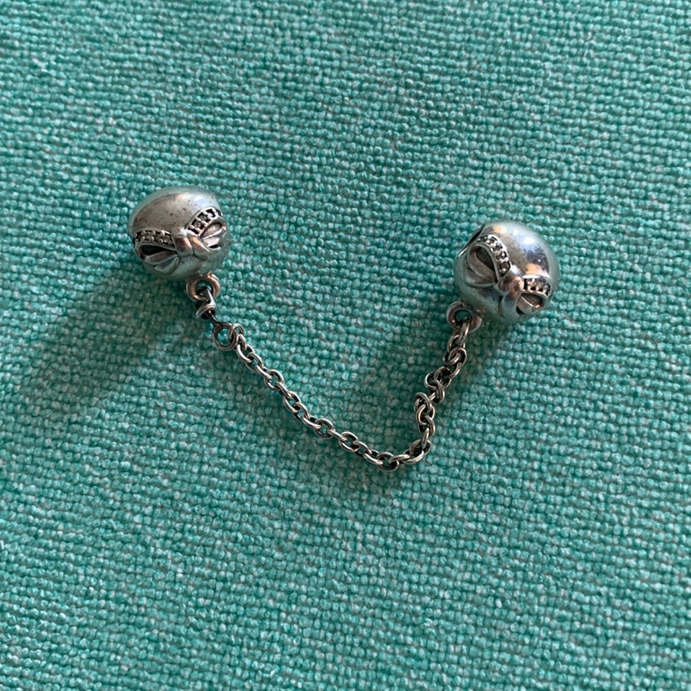 Dainty bow safety chain